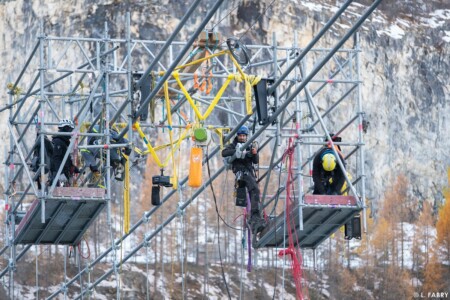 Assemblage d'une passerelle himalayenne au-dessus du lac du Chevril, Tignes (73)