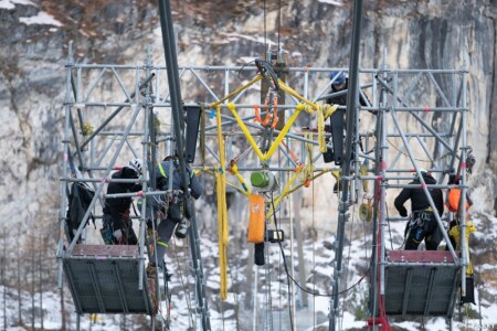 Chantier de montagne : passerelle himalayenne au-dessus du lac du Chevril, Tignes (73)