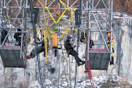 Photographe et vidéaste installation de la passerelle himalayenne au-dessus du lac du Chevril, Tignes (73)