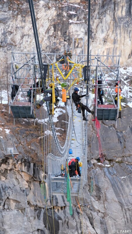 Construction d'une passerelle himalayenne au-dessus du lac du Chevril, Tignes (73)