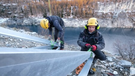 Montage d'une passerelle himalayenne au-dessus du lac du Chevril, Tignes (73)