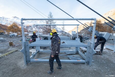 Photographe et vidéaste installation de la passerelle himalayenne au-dessus du lac du Chevril, Tignes (73)