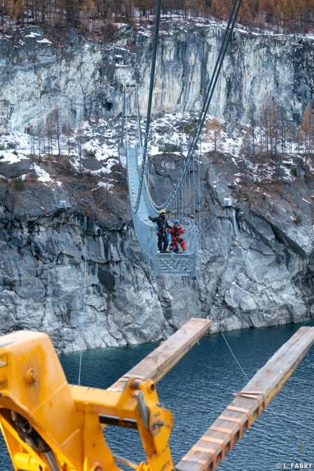 Construction d'une passerelle himalayenne au-dessus du lac du Chevril, Tignes (73)