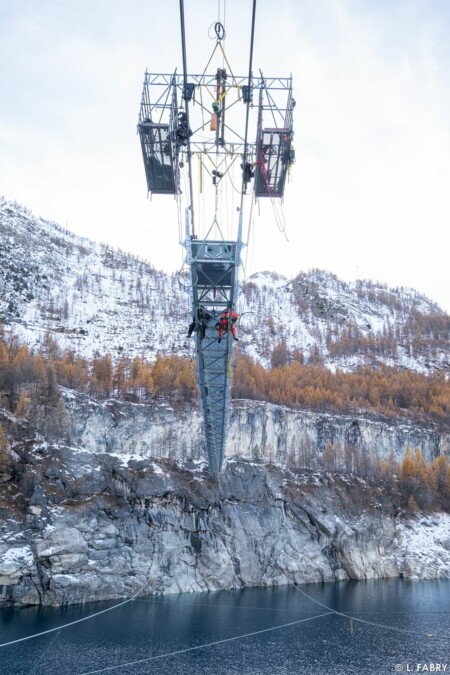 Construction d'une passerelle himalayenne au-dessus du lac du Chevril, Tignes (73)