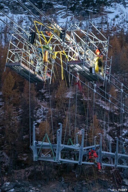 Montage d'une passerelle himalayenne au-dessus du lac du Chevril, Tignes (73)
