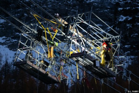 Chantier de montagne : passerelle himalayenne au-dessus du lac du Chevril, Tignes (73)