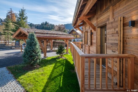 Chalet de luxe photographié à Megève : vue extérieure et car port