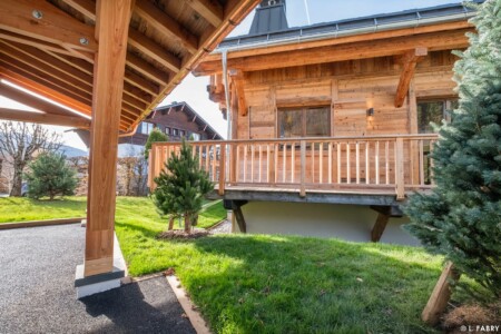 Chalet de luxe photographié à Megève : vue extérieure et car port