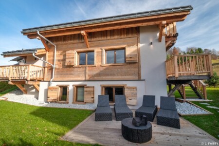 Chalet de luxe photographié à Megève : extérieur et son mobilier de jardin