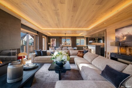 Chalet de luxe photographié à Megève : en pièce principale, grand salon salle à manger