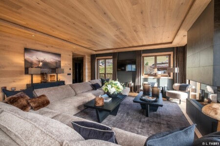 Chalet de luxe photographié à Megève : en pièce principale, grand salon