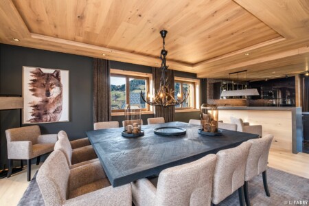 Chalet de luxe photographié à Megève : en pièce principale, salle à manger cuisine