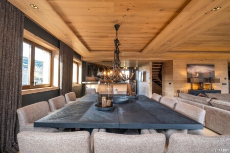 Chalet de luxe photographié à Megève : en pièce principale, salle à manger cuisine