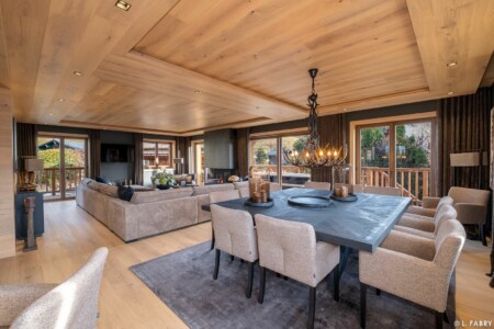 Chalet de luxe photographié à Megève : en pièce principale, grand salon salle à manger