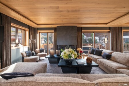 Chalet de luxe photographié à Megève : en pièce principale, grand salon et sa cheminée