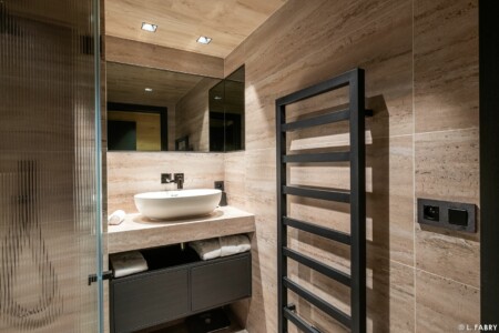 Photographe de chalet à Megève : une salle de bain