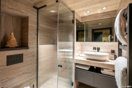 Photographe de chalet à Megève : une salle de bain