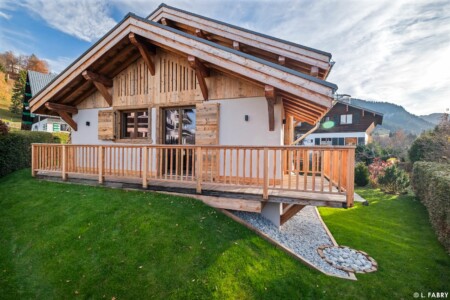 Chalet de luxe photographié à Megève : vue extérieure et balcon circulant