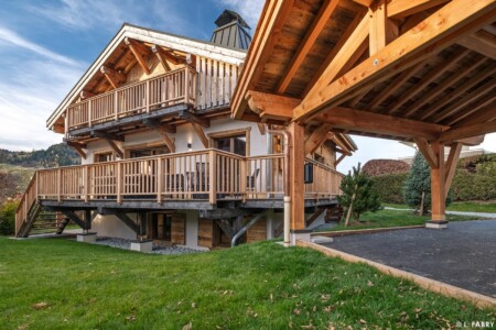 Chalet de luxe photographié à Megève : vue extérieure et car port