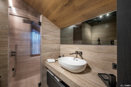 Photographe de chalet à Megève : une salle de bain