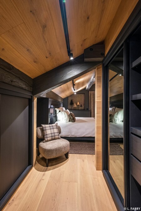 Photographe de chalet à Megève : une chambre et son coin dressing
