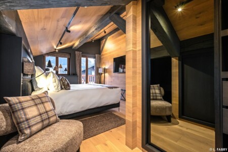 Photographe de chalet à Megève : une chambre et son coin dressing