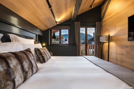 Photographe de chalet à Megève : une chambre avec balcon