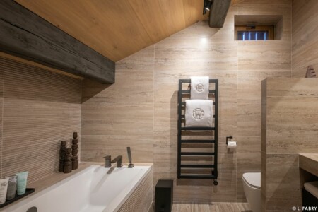 Photographe de chalet à Megève : une salle de bain