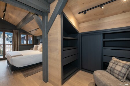 Photographe de chalet à Megève : une chambre et son coin dressing