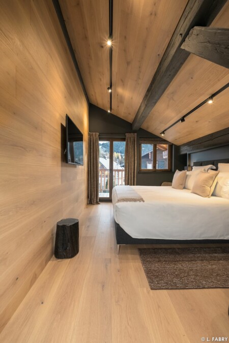 Photographe de chalet à Megève : une chambre avec balcon