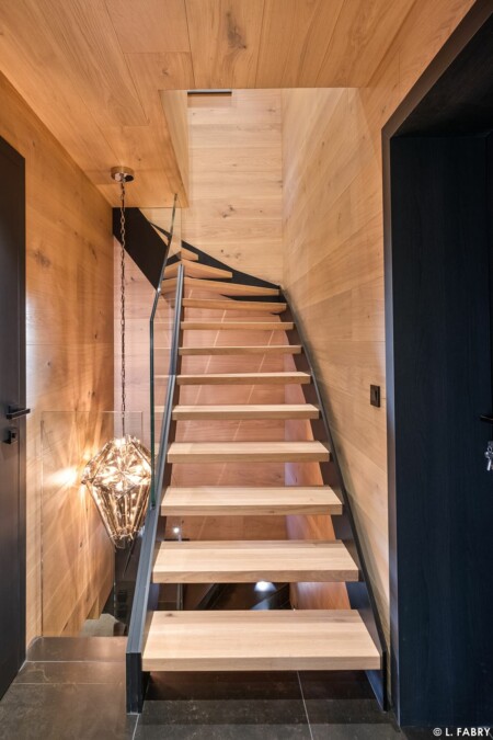 Chalet de luxe photographié à Megève : escalier vu depuis l'entrée