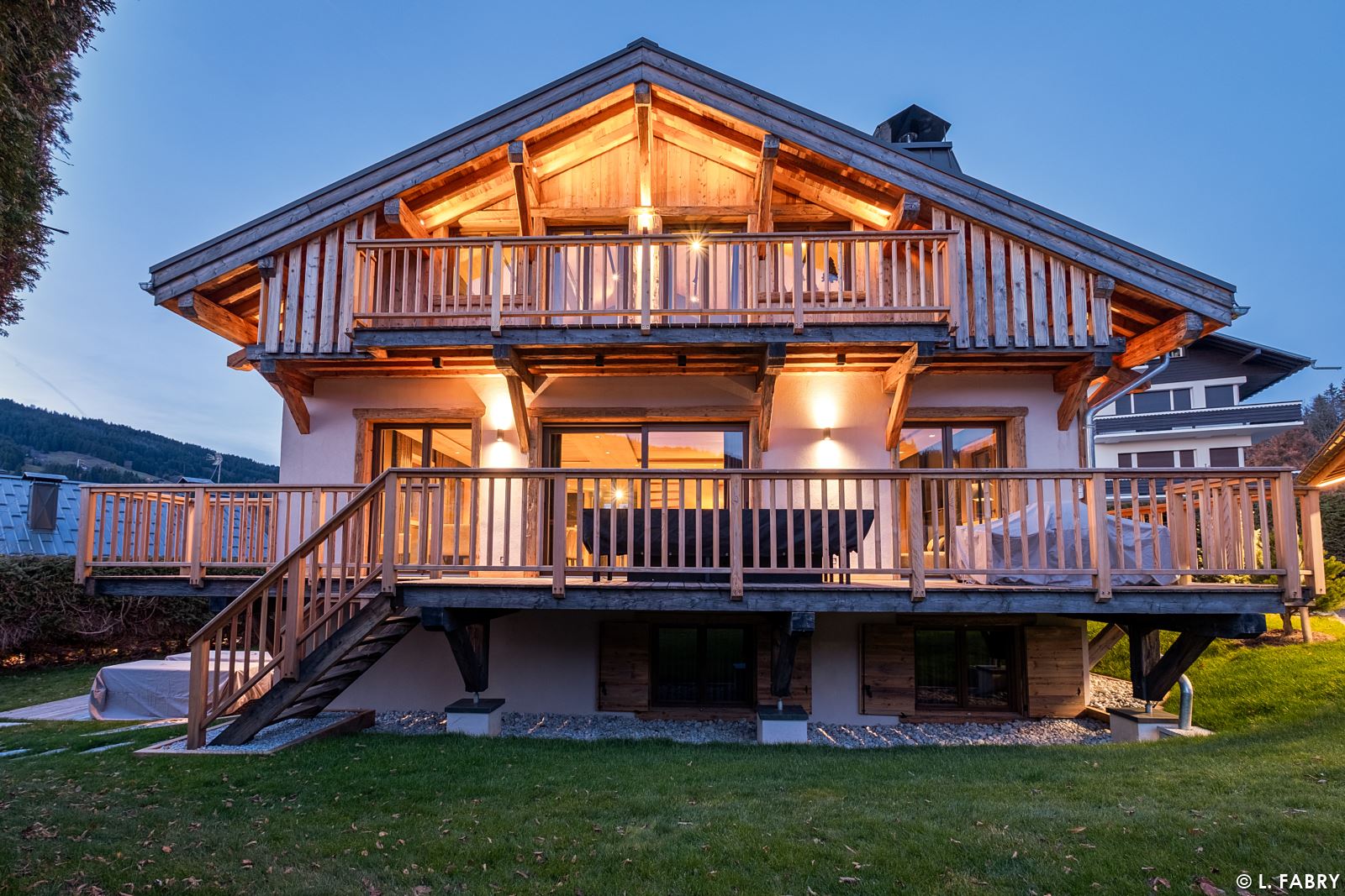 Chalet de luxe photographié à Megève : vue extérieure à la tombée de la nuit