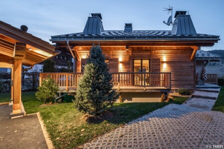 Chalet de luxe photographié à Megève : vue extérieure au crépuscule