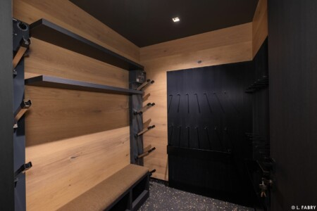 Chalet de luxe photographié à Megève : le ski room