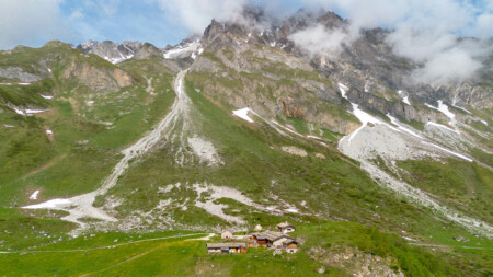 LE refuge du Roc porte bien son nom, dans son environnement majestueux de crètes montagneuses et éboulis rocheux