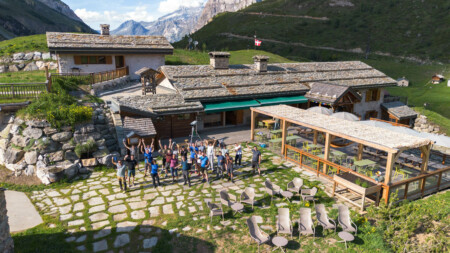 Vue aérienne du groupe accueilli au refuge du Roc pour l'ouverture de la saison estivale en Vanoise
