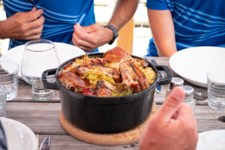 La potée du chef cuisinier Franck, pour régaler le premier groupe accueilli dans cette auberge d'altitude en cette saison estivale 2026