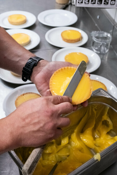 Le chef cuisinier excelle en pâtisseries, ici des tartelettes au citron