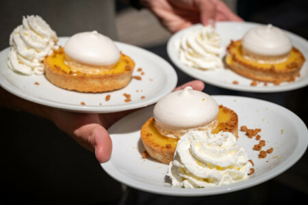 les tartelettes au citron, servies avec chantilly, meringue, et zeste de citron !