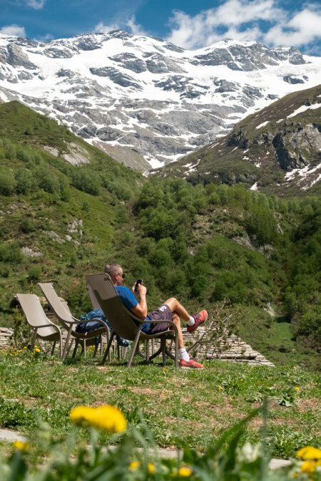 On se relaxe dans les chaises longues sous les glaciers de la Vanoise