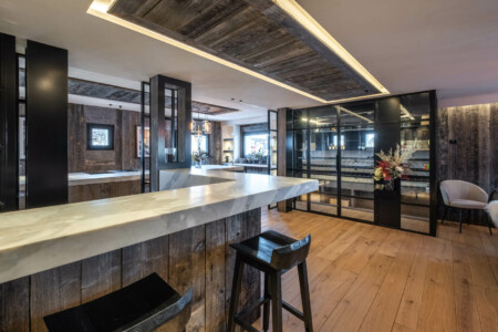 Chalet photographié à Megève : bar en marbre