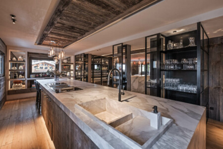 Chalet de luxe à Megève : salle à manger et cuisine avec îlot central