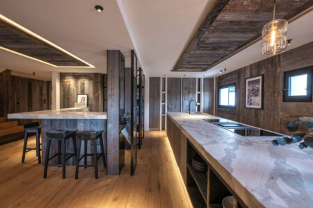 Chalet ultra-moderne à Megève : salle à manger et cuisine ouverte