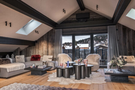 Chalet ultra-moderne à Megève : grand salon sous les combles