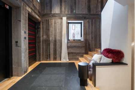 Chalet ultra-moderne à Megève : pallier et ascenseur